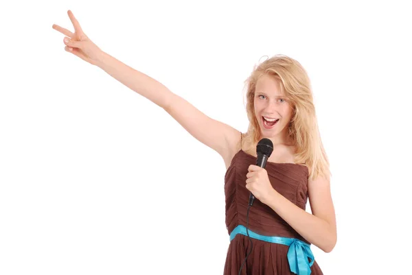 Mutlu genç güzel kız mikrofon ile şarkı — Stok fotoğraf