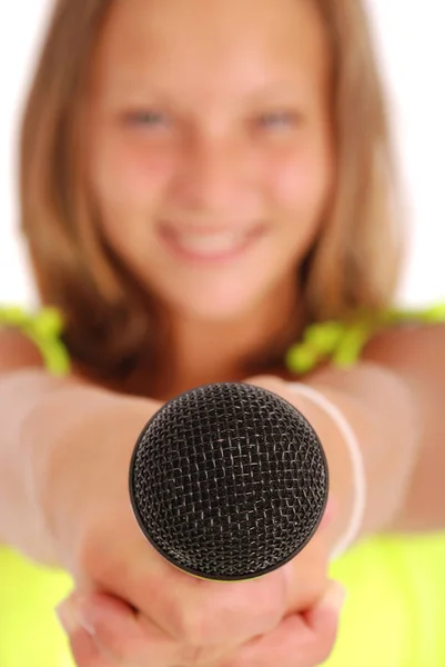 Nastoletni Dziewczyna gospodarstwa mikrofon z przodu — Zdjęcie stockowe