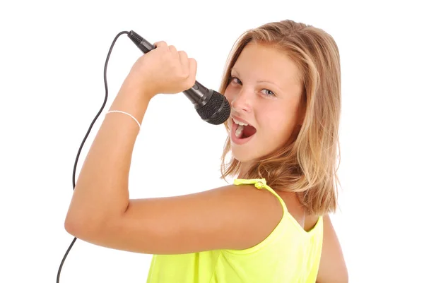 Jovem feliz menina bonita cantando com microfone — Fotografia de Stock