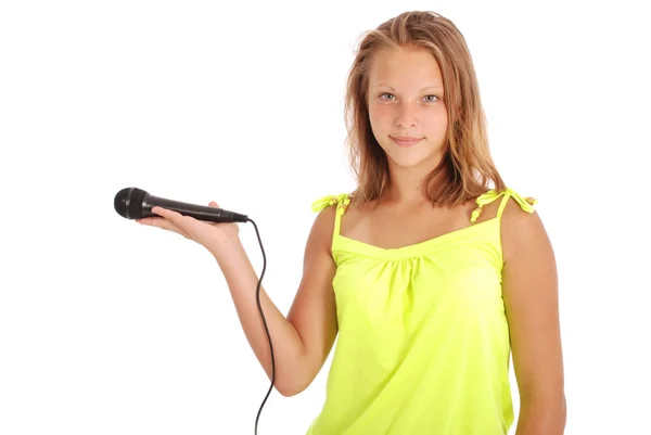 Gelukkig jong mooi meisje zingen met microfoon — Stockfoto