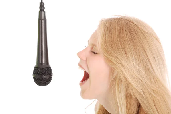 Šťastné mladé krásné dívčí zpěv s mikrofonem — Stock fotografie