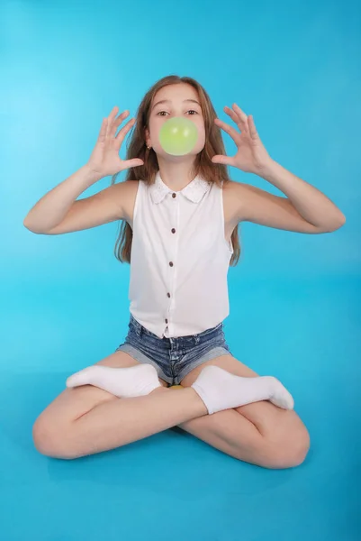 Jeune fille faisant une grande bulle avec un chewing-gum — Photo