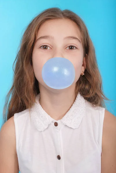 Ragazza che soffia una grande bolla di gomma da masticare — Foto Stock