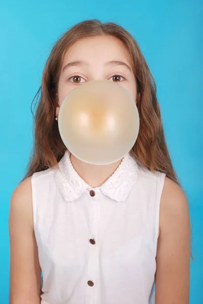 Chica soplando una gran burbuja de goma de mascar — Foto de Stock