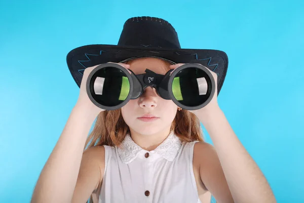 Young girl with binoculars — Stock Photo, Image