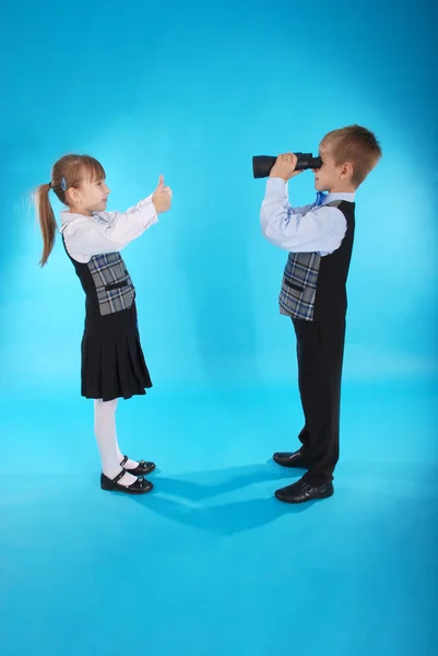 Colegial y colegiala jugando con binoculares —  Fotos de Stock