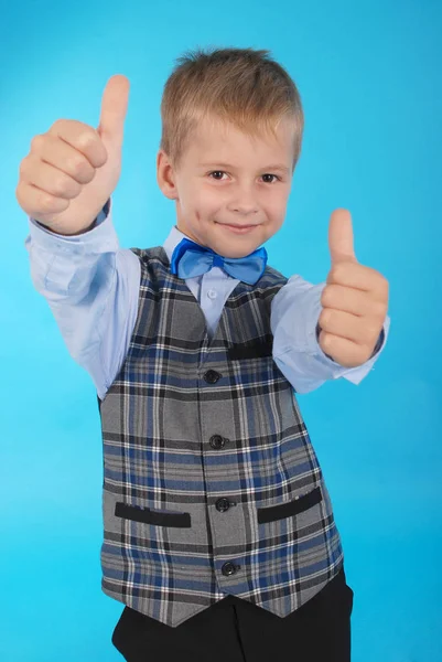 Colegial mostrando dos pulgares hacia arriba — Foto de Stock