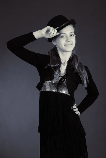 젊은 여자의 흑백 초상화 — 스톡 사진