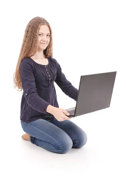 Studentka dospívající dívka sedí bokem na podlaze s notebookem — Stock fotografie