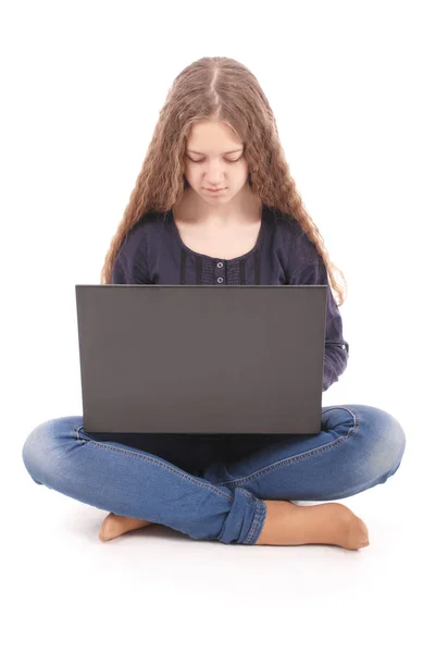 Student tienermeisje zittend op de vloer met laptop — Stockfoto
