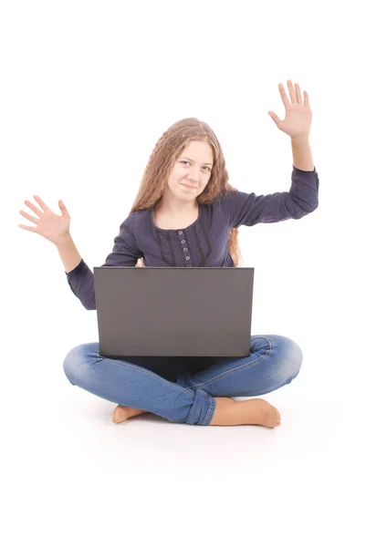 Student tienermeisje zittend op de vloer met laptop — Stockfoto