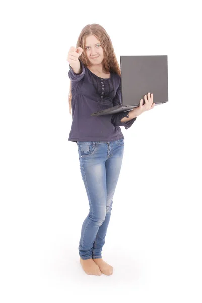 Улыбающаяся девочка-подросток с ноутбуком — стоковое фото
