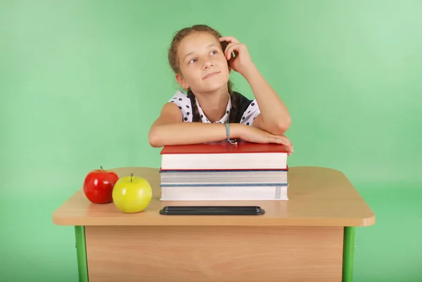 Éducation, personnes, enfants et concept scolaire - jeune écolière — Photo