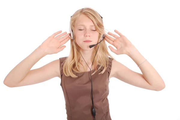 Menina adolescente bonita ouvir música em seus fones de ouvido — Fotografia de Stock