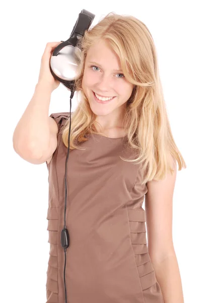 Chica encantadora escuchando una música con auriculares — Foto de Stock