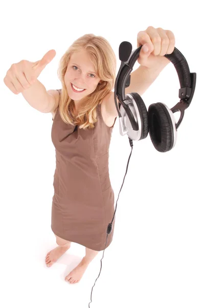 Chica encantadora escuchando una música con auriculares —  Fotos de Stock