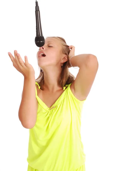 Счастливая молодая красивая девушка поет с микрофоном — стоковое фото