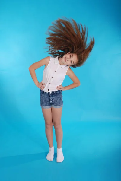 Νεαρό κορίτσι ρίχνει τα μαλλιά της — Φωτογραφία Αρχείου