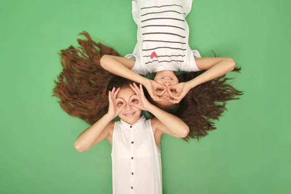 两个年轻的女孩，长头发的搞笑肖像 — 图库照片