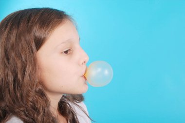 Genç kız balonu sakız ile yapıyor