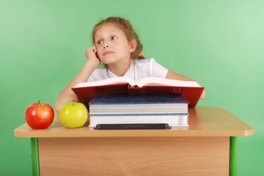 Eğitim, insanlar, çocuklar ve okul kavramı - genç liseli kız