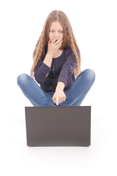 Estudante adolescente sentada no chão com laptop — Fotografia de Stock