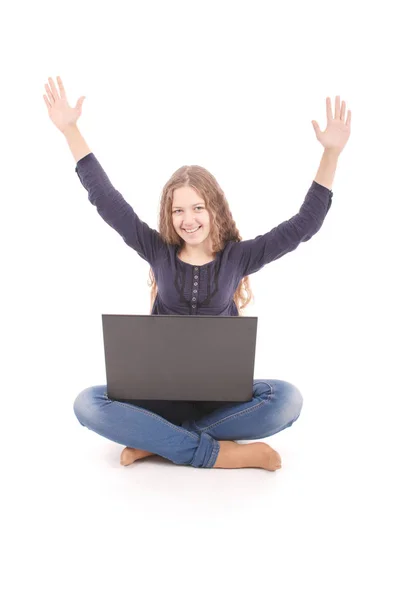 Student tienermeisje zittend op de vloer met laptop — Stockfoto