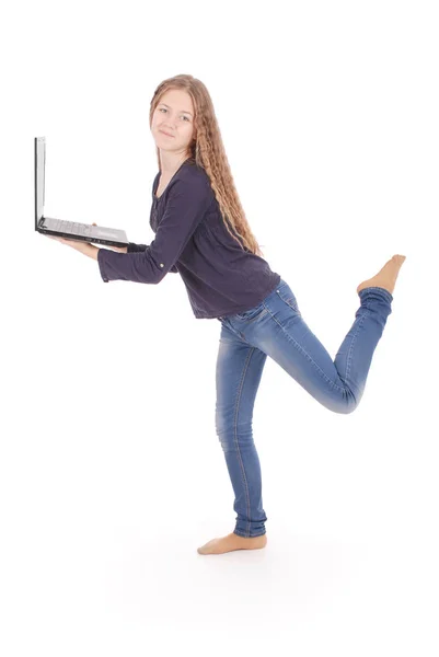 Lachende student tienermeisje met laptop — Stockfoto