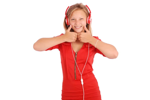 Красивая девочка-подросток слушает музыку на наушниках — стоковое фото