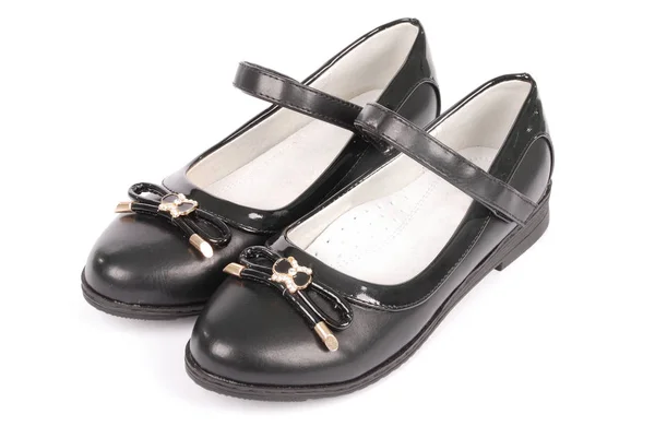 Um par de sapatos de couro preto para crianças — Fotografia de Stock