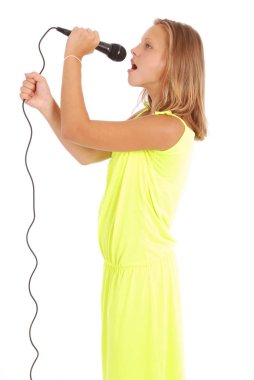 Mutlu genç güzel kız mikrofon ile şarkı