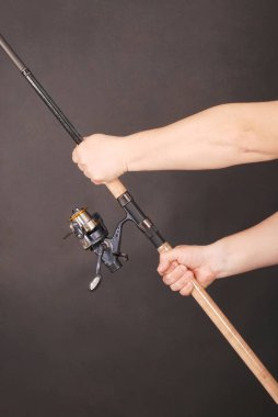 Bir olta tutan el