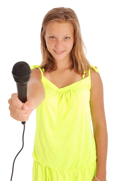 Adolescente sosteniendo un micrófono delante — Foto de Stock