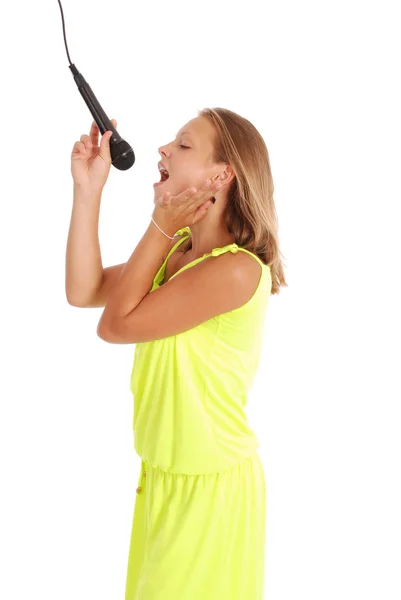 Ευτυχής όμορφη κοπέλα τραγουδά με το μικρόφωνο — Φωτογραφία Αρχείου