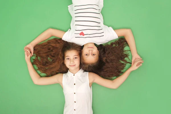 Retrato de duas meninas com cabelos longos, vista superior — Fotografia de Stock