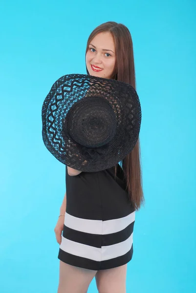 Vacker ung flicka i svart hatt på huvudet — Stockfoto