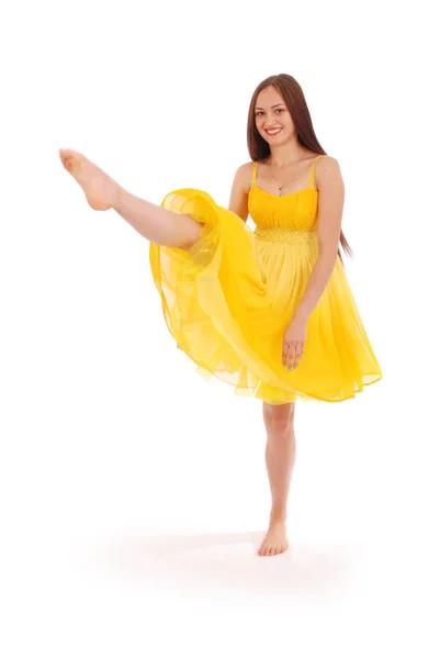 Retrato de cuerpo completo de mujer joven en vestido amarillo . — Foto de Stock