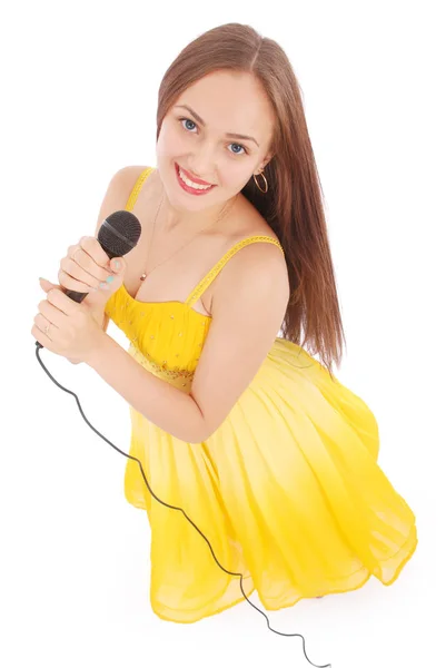 Ευτυχής όμορφη κοπέλα τραγουδά με το μικρόφωνο — Φωτογραφία Αρχείου