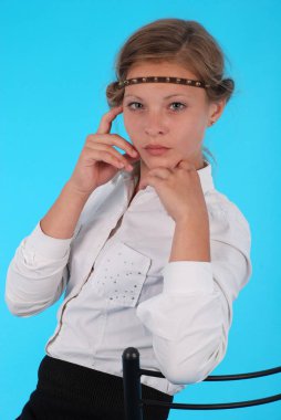 Genç kız bir sandalyede oturur