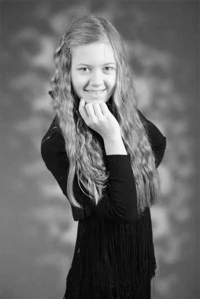 若い女の子の白黒の肖像画 — ストック写真