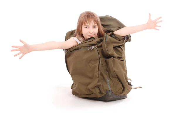 Petite fille regarde hors d'un grand sac à dos de touriste — Photo