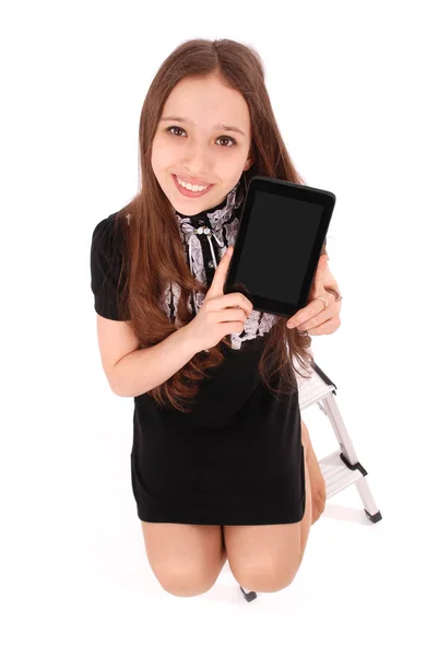Tablet pc ile merdiven üzerinde oturan mutlu öğrenci genç kız — Stok fotoğraf
