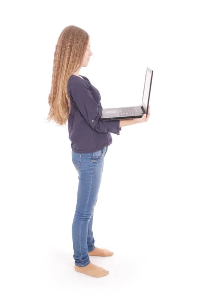 Lächelnde Studentin Teenager-Mädchen mit Laptop — Stockfoto