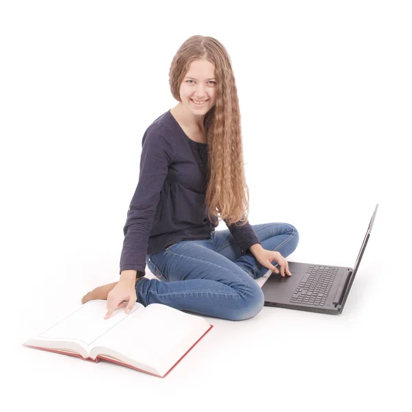 Studentka dospívající dívka sedí bokem na podlaze s notebookem — Stock fotografie