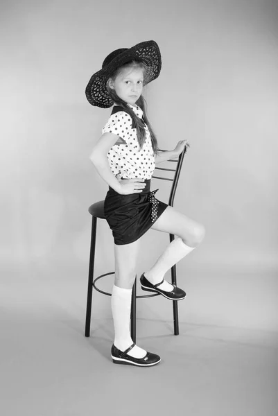 Hermosa joven con sombrero negro en la cabeza — Foto de Stock