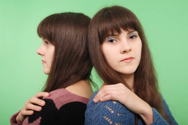 Güzel iki ikiz kız kardeşler 