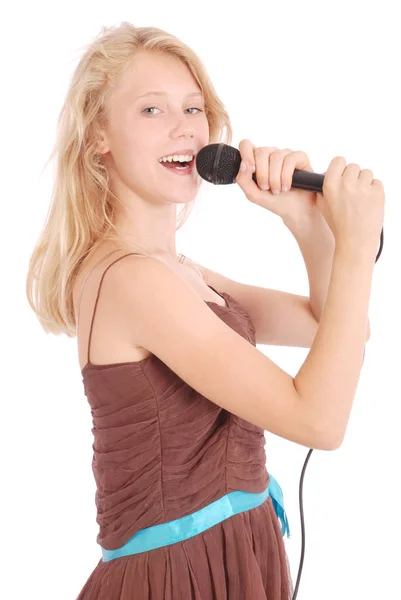 Jovem feliz menina bonita cantando com microfone — Fotografia de Stock