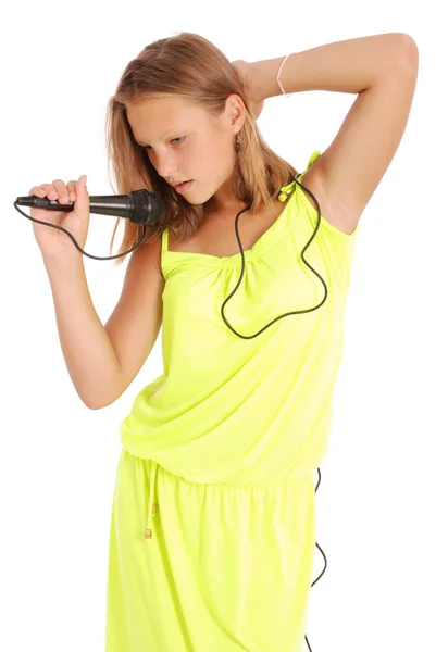 Feliz joven hermosa chica cantando con micrófono — Foto de Stock