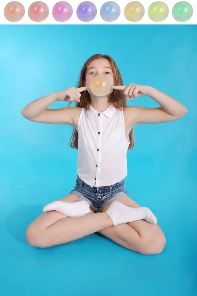 Young girl making a big bubble with a chewing gum — Stock Photo, Image