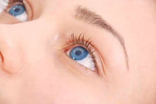 Vista de cerca del ojo azul femenino — Foto de Stock